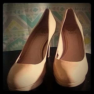 Vince Camuto Cream Pumps/Heels Size 9